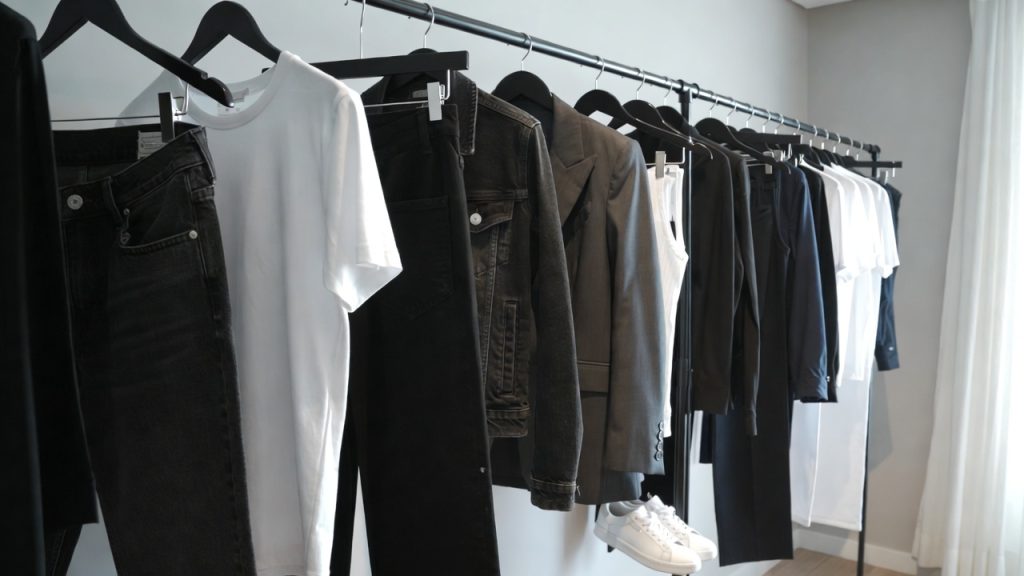 O segredo das roupas baratas que vestem bem e duram mais que o esperado