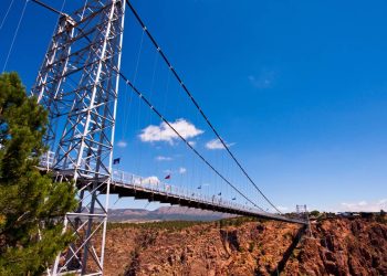 A impressionante ponte pênsil erguida em 1929 suspensa a 291 metros sobre o rio Arkansas que se consagrou como a mais alta dos Estados Unidos