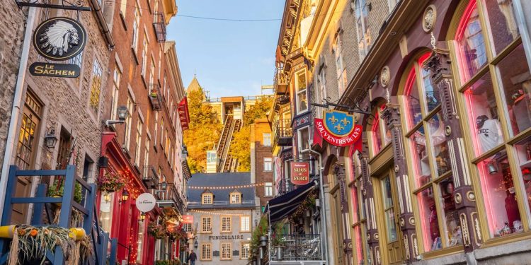 Rua em Quebec ganha fama por seu charme, pois seu calçamento de 1685 com escadarias de pedra virou a via colonial mais preservada da América