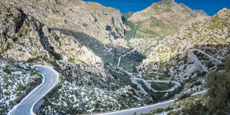 Com 13 km de extensão e um looping de 270 graus, a estrada de Maiorca surge como um recorde de engenharia nas montanhas