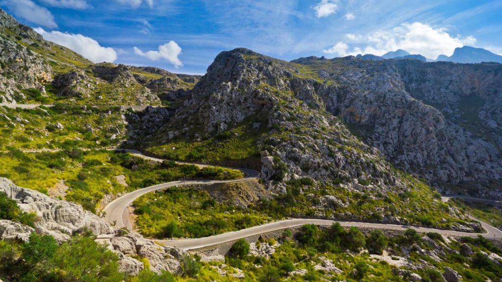 Com 13 km de extensão e um looping de 270 graus, a estrada de Maiorca surge como um recorde de engenharia nas montanhas