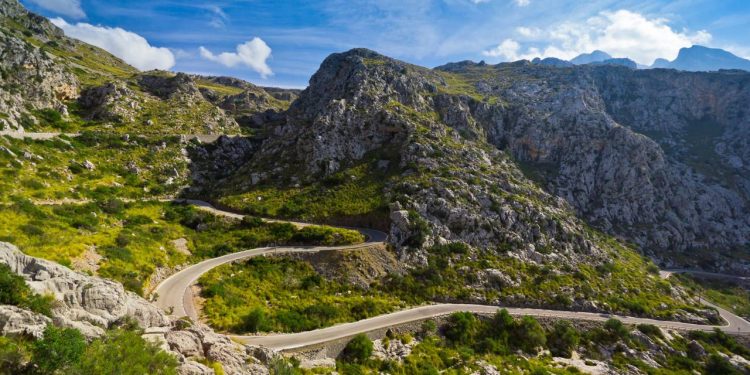 Com 13 km de extensão e um looping de 270 graus, a estrada de Maiorca surge como um recorde de engenharia nas montanhas