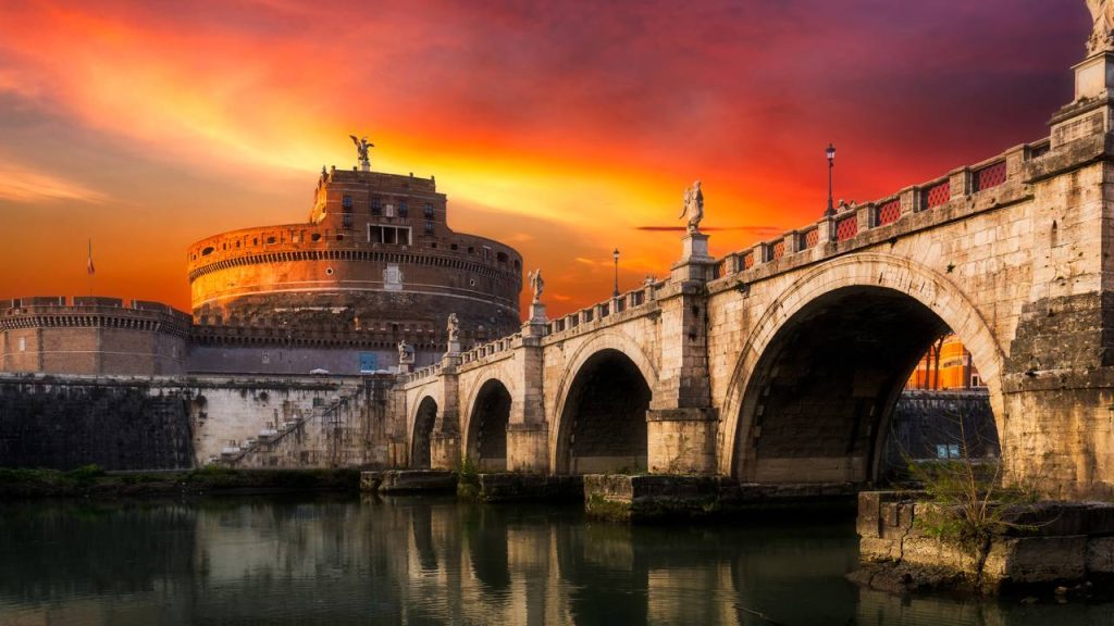 Com seus dez anjos de mármore esculpidos por Bernini e arcos de pedra de 134 d.C., a estrutura tornou-se o maior marco do rio Tibre em Roma