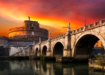 Com seus dez anjos de mármore esculpidos por Bernini e arcos de pedra de 134 d.C., a estrutura tornou-se o maior marco do rio Tibre em Roma