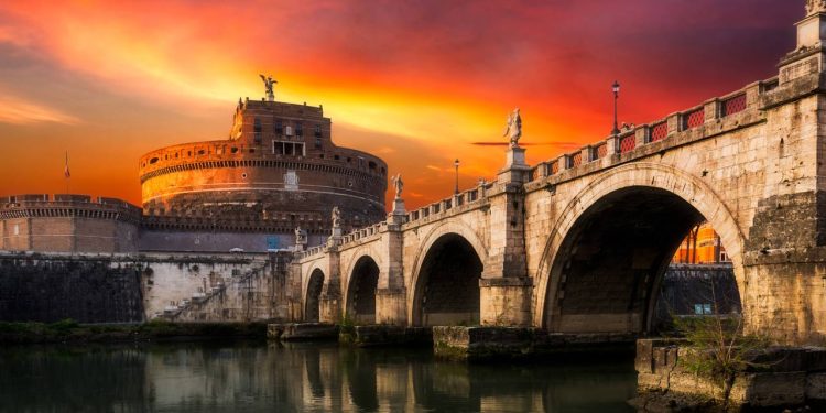 Com seus dez anjos de mármore esculpidos por Bernini e arcos de pedra de 134 d.C., a estrutura tornou-se o maior marco do rio Tibre em Roma
