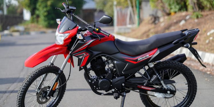 O jipe das motos que custa pouco e encara qualquer estrada de terra no interior do Brasil provando que robustez e economia caminham juntas em 2026