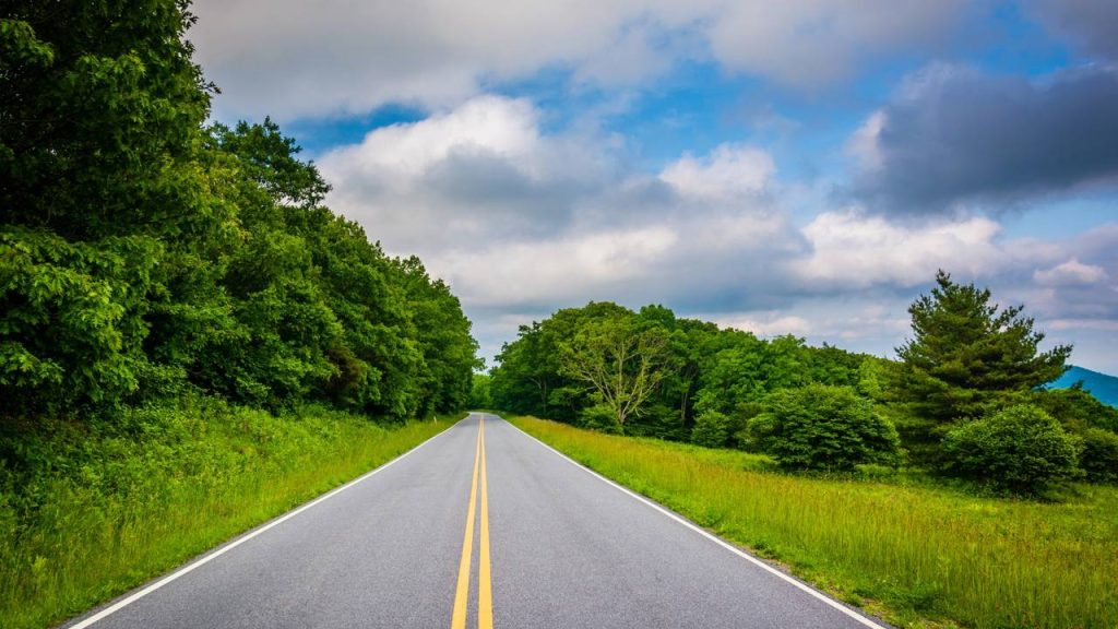 Rodovia na Virgínia ganha fama por seus 169 km de cumes, pois o trajeto de 1939 cruza o Parque Shenandoah com 75 mirantes para o vale