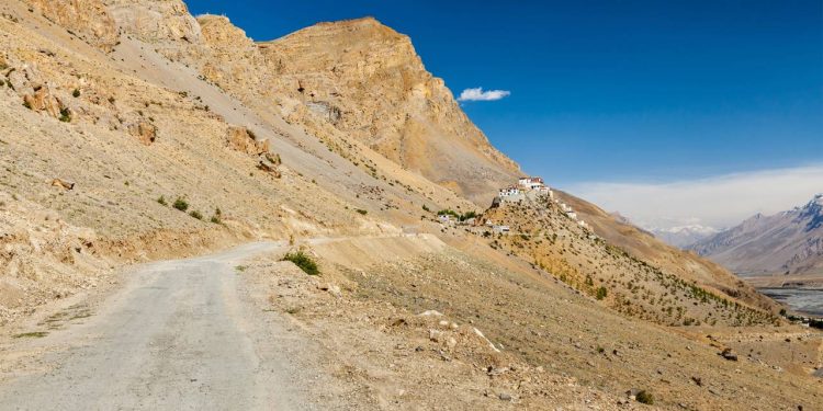 Estrada na Índia ganha fama por sua altitude extrema no Himalaia, pois o trajeto de 4.000 m entre montanhas áridas virou a rota mais remota da Ásia