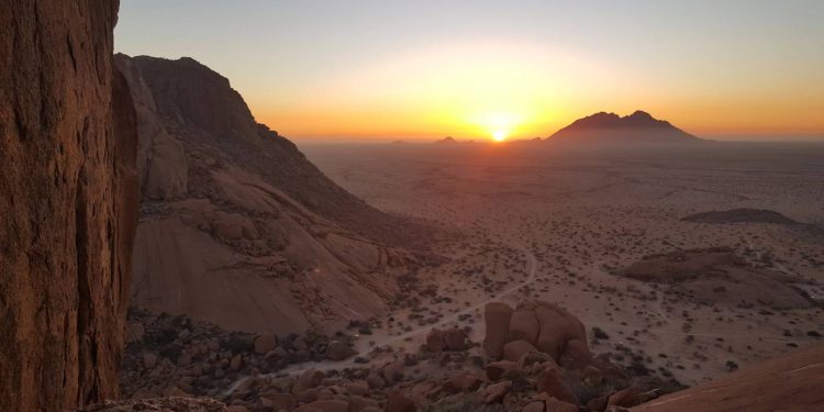 Estrada na Namíbia ganha fama por suas rochas, pois o trajeto de cascalho leva ao pico de 1.728 m de granito mais icônico e isolado do país