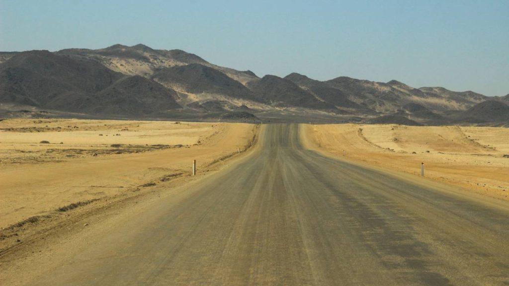 Estrada na Namíbia ganha fama por suas rochas, pois o trajeto de cascalho leva ao pico de 1.728 m de granito mais icônico e isolado do país