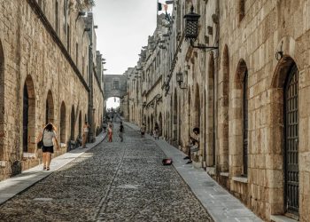 Rua em Rodes ganha fama por sua arquitetura de 1309, pois seus 600 metros de prédios medievais preservados viraram a via mais importante da Grécia