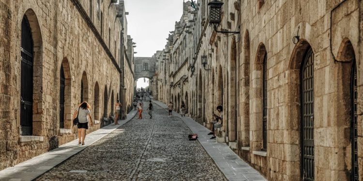 Rua em Rodes ganha fama por sua arquitetura de 1309, pois seus 600 metros de prédios medievais preservados viraram a via mais importante da Grécia