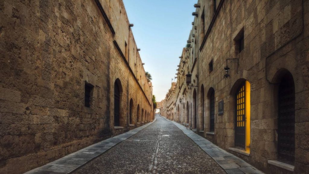 Rua em Rodes ganha fama por sua arquitetura de 1309, pois seus 600 metros de prédios medievais preservados viraram a via mais importante da Grécia