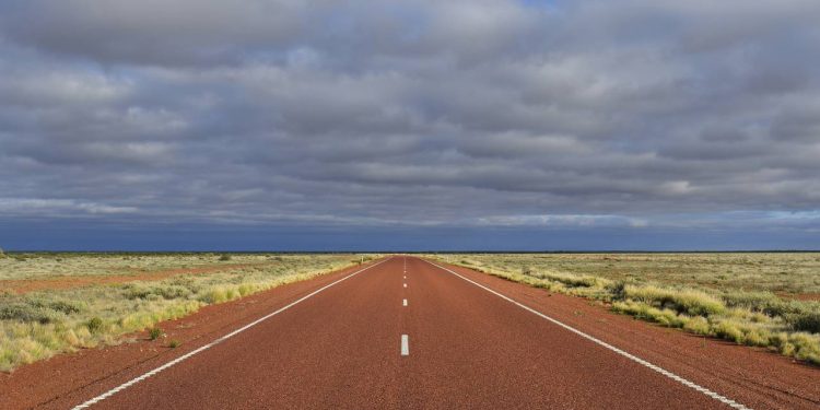 Estrada na Austrália ganha fama por seu isolamento, pois seus 2.700 km de asfalto cruzam o deserto central ligando o país de norte a sul