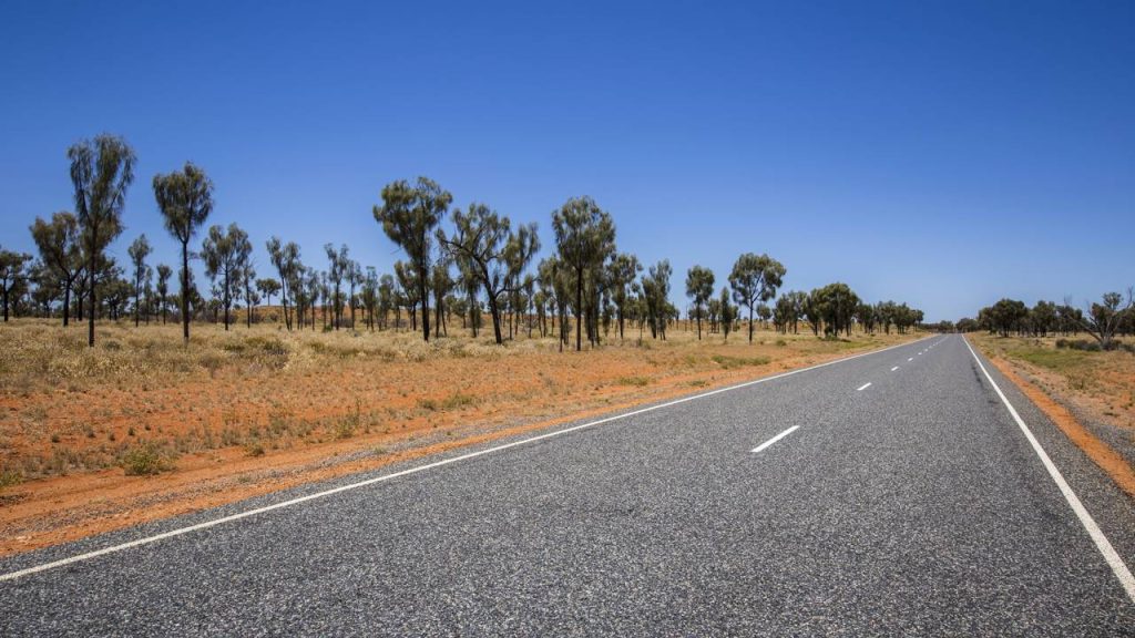 Estrada na Austrália ganha fama por seu isolamento, pois seus 2.700 km de asfalto cruzam o deserto central ligando o país de norte a sul