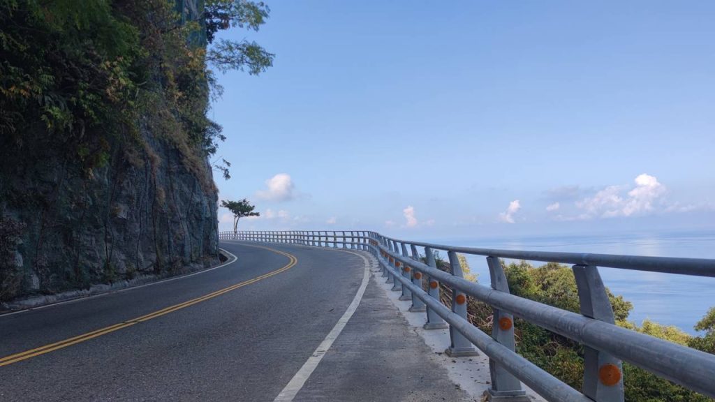 Rodovia em Taiwan ganha fama por suas falésias sobre o mar, pois o trajeto de 118 km esculpido na rocha viva virou a rota mais perigosa da ilha