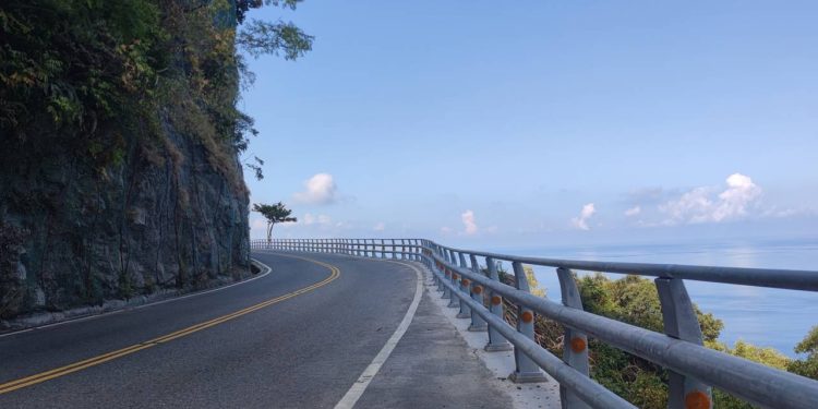 A perigosa rodovia em Taiwan percorre 118 km de extensão; esculpida em paredões de rocha à beira-mar, a rota oferece vistas do Oceano Pacífico