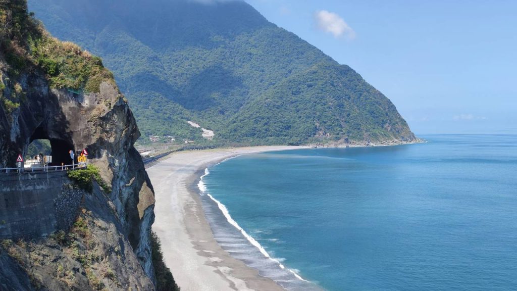 A perigosa rodovia em Taiwan percorre 118 km de extensão; esculpida em paredões de rocha à beira-mar, a rota oferece vistas do Oceano Pacífico