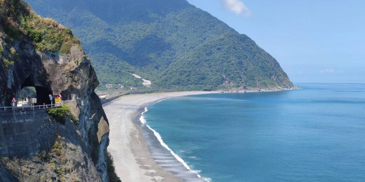 Rodovia em Taiwan ganha fama por suas falésias sobre o mar, pois o trajeto de 118 km esculpido na rocha viva virou a rota mais perigosa da ilha