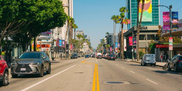 Avenida na Califórnia ganha fama por seus 35 km de extensão, pois seu trajeto de 1888 une o luxo de Beverly Hills ao glamour eterno de Hollywood