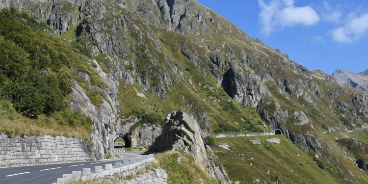 Rodovia na Suíça ganha fama por suas 26 pontes a 2.224 metros, pois o trajeto de 1945 virou um marco de logística militar e turismo no coração dos Alpes