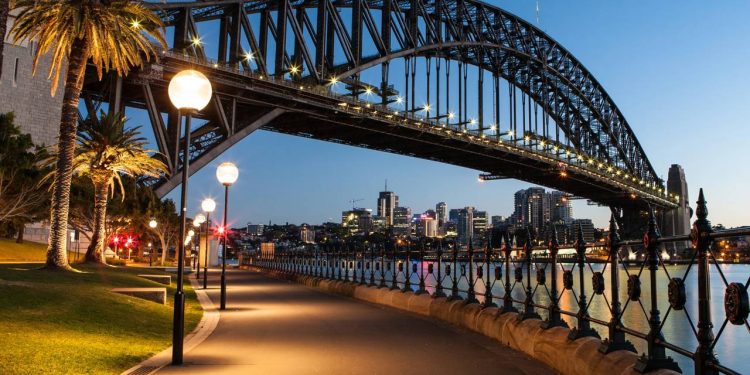 Com seu arco de 134 metros de altura e 52 mil toneladas de aço, a ponte de 1932 virou o maior símbolo da engenharia e do horizonte de Sydney