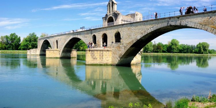Com apenas quatro arcos que restaram de sua estrutura original de 1185, a ponte de Avignon virou um ícone medieval e patrimônio mundial na França