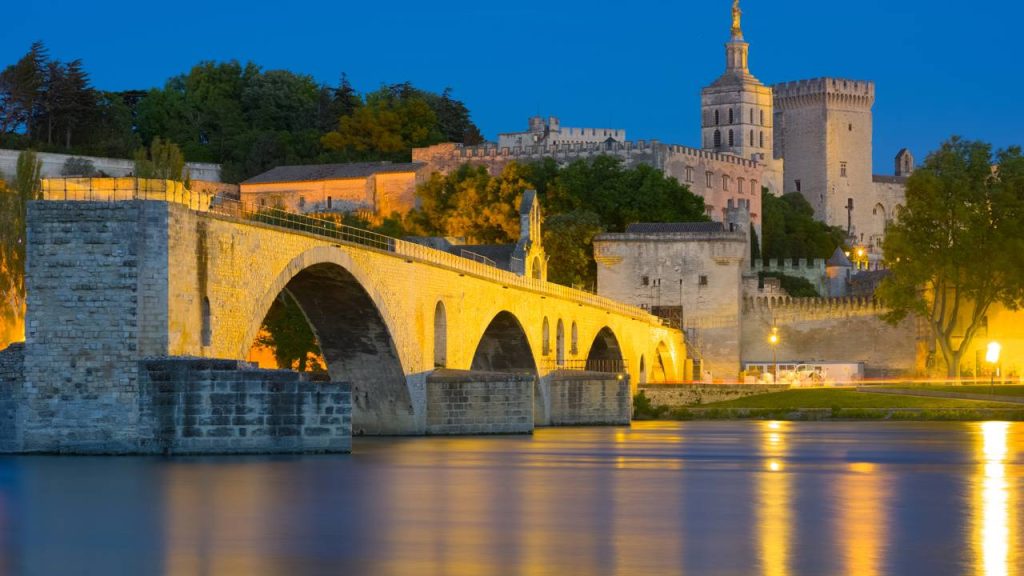 Com apenas quatro arcos que restaram de sua estrutura original de 1185, a ponte de Avignon virou um ícone medieval e patrimônio mundial na França