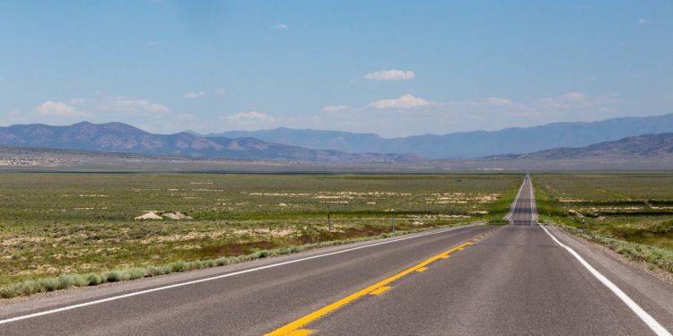 Rodovia em Nevada ganha fama por seu isolamento, pois seus 650 km de deserto e montanhas viraram a estrada mais solitária de todos os Estados Unidos