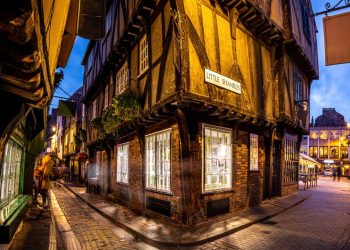 Rua medieval na Inglaterra ganha fama por seus prédios do século XIV, pois suas vigas de madeira inclinadas viraram a via mais preservada da Europa