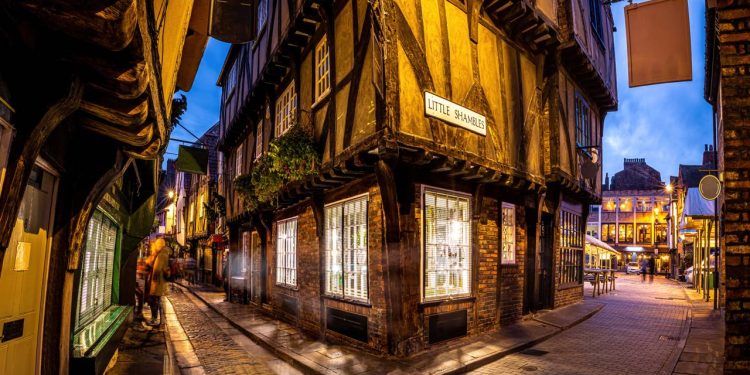Rua medieval na Inglaterra ganha fama por seus prédios do século XIV, pois suas vigas de madeira inclinadas viraram a via mais preservada da Europa