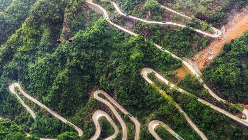 Rodovia na China ganha fama por suas 99 curvas, pois o trajeto de 11 km sobe 1.100 metros de altitude, sendo a rota mais sinuosa de toda a Ásia