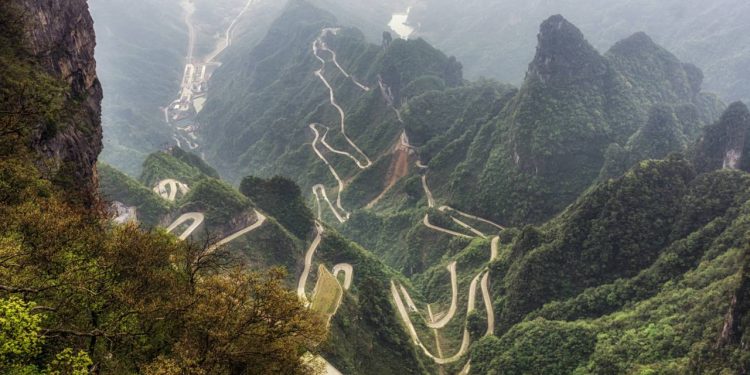 Rodovia na China ganha fama por suas 99 curvas, pois o trajeto de 11 km sobe 1.100 metros de altitude, sendo a rota mais sinuosa de toda a Ásia