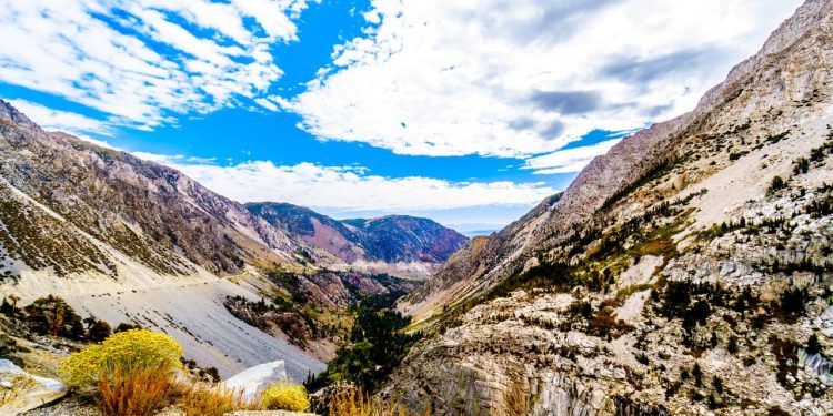 Estrada na Califórnia atinge 3.031 m de altitude no Tioga Pass, pois atravessa o Yosemite em uma via de 1915, sendo a rota mais alta da região
