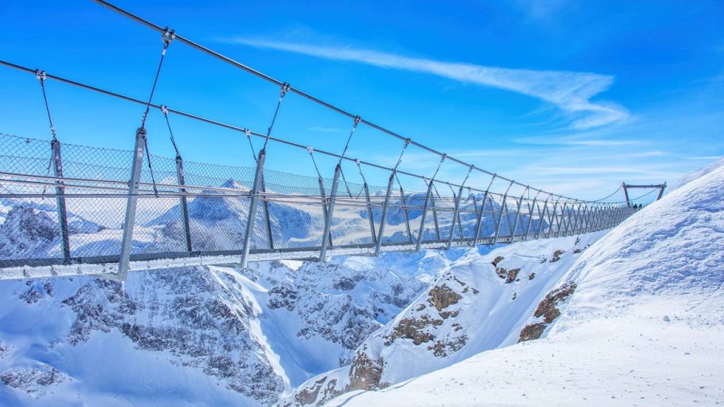 Com 100 metros de extensão e situada a 3.041 metros de altitude, a Titlis Cliff Walk virou a ponte suspensa mais alta e emocionante de toda a Europa