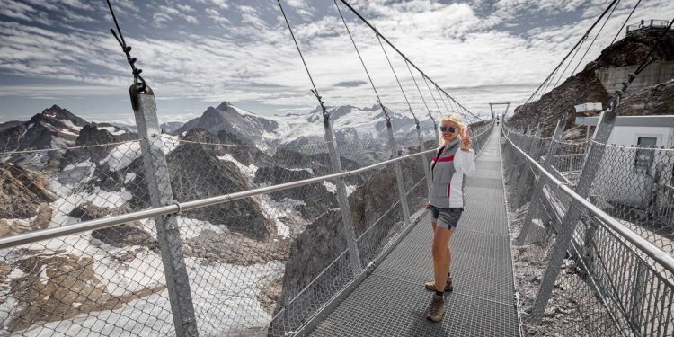Com 100 metros de extensão e situada a 3.041 metros de altitude, a Titlis Cliff Walk virou a ponte suspensa mais alta e emocionante de toda a Europa