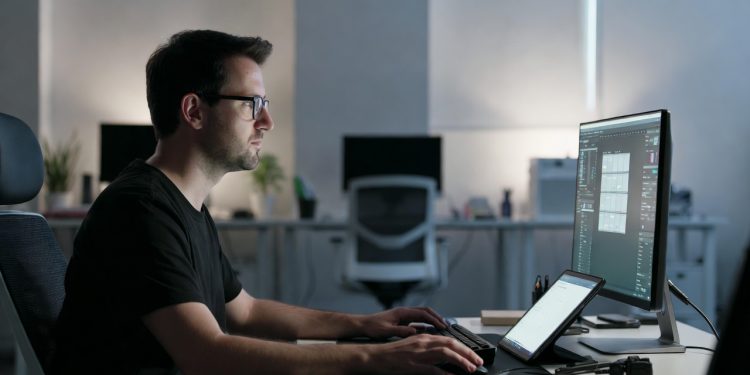 A mudança no mercado indie que criou vagas de R$ 12 mil para quem troca o código bruto por roteiros épicos e telas táteis