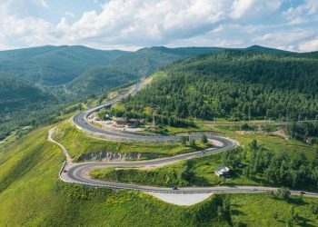Rodovia na Rússia percorre 11.000 km entre o mar e a Sibéria; a Trans-Siberiana é o maior eixo asfáltico que atravessa sete fusos horários