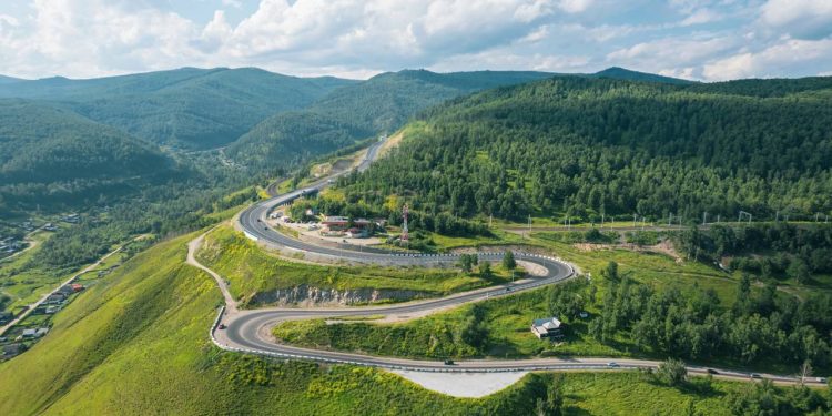 Rodovia na Rússia percorre 11.000 km entre o mar e a Sibéria; a Trans-Siberiana é o maior eixo asfáltico que atravessa sete fusos horários