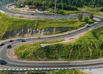 Rodovia na Rússia percorre 11.000 km entre o mar e a Sibéria; a Trans-Siberiana é o maior eixo asfáltico que atravessa sete fusos horários