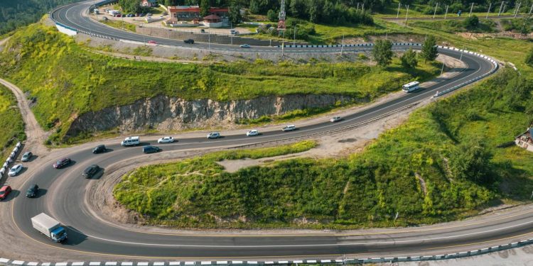 Rodovia na Rússia percorre 11.000 km entre o mar e a Sibéria; a Trans-Siberiana é o maior eixo asfáltico que atravessa sete fusos horários
