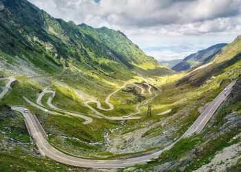 A rodovia romena sobe a 2.042 m de altitude; com suas 90 curvas sinuosas, a Transfăgărășan virou o caminho de asfalto mais impressionante da Europa