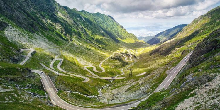 A rodovia romena sobe a 2.042 m de altitude; com suas 90 curvas sinuosas, a Transfăgărășan virou o caminho de asfalto mais impressionante da Europa