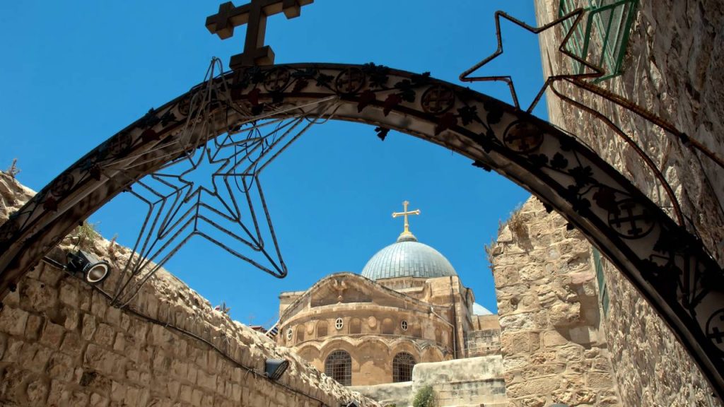 Rua em Jerusalém ganha fama mundial pela fé, pois seus 600 metros de pedras milenares marcam as 14 estações do caminho de Jesus Cristo