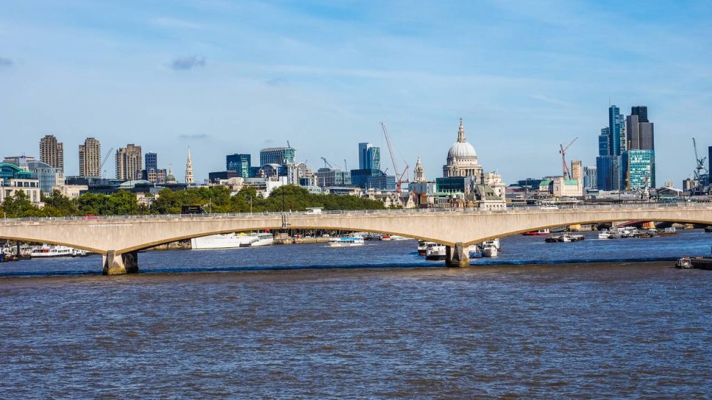 Com seus 370 metros de extensão e reconstruída em 1945, a ponte sobre o Tâmisa virou um marco de Londres conhecido como a ponte das mulheres