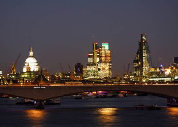 Com seus 370 metros de extensão e reconstruída em 1945, a ponte sobre o Tâmisa virou um marco de Londres conhecido como a ponte das mulheres