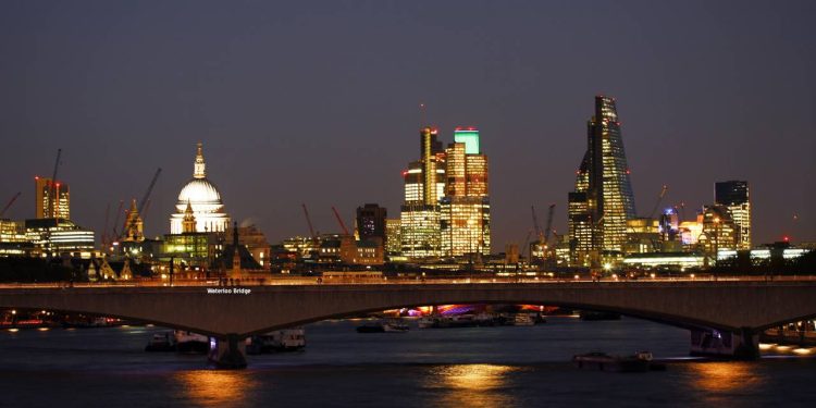 Com seus 370 metros de extensão e reconstruída em 1945, a ponte sobre o Tâmisa virou um marco de Londres conhecido como a ponte das mulheres