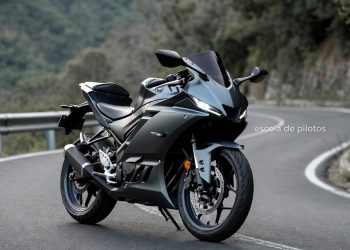 A esportiva da Yamaha combina tecnologia moderna, ciclística refinada e manutenção acessível para quem entra no mundo da alta performance