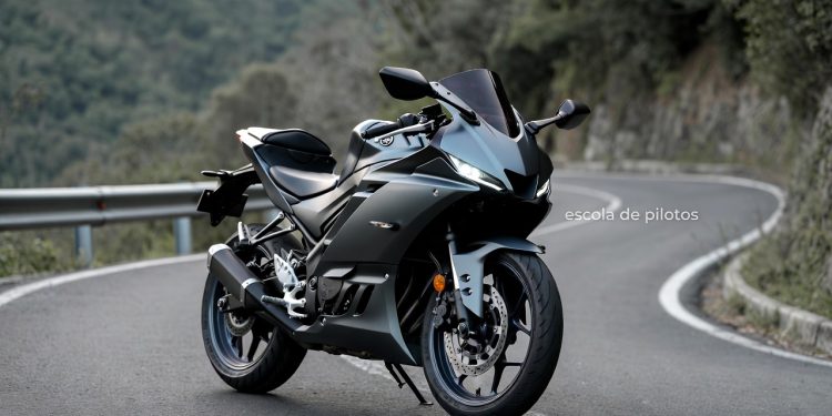 A esportiva da Yamaha combina tecnologia moderna, ciclística refinada e manutenção acessível para quem entra no mundo da alta performance