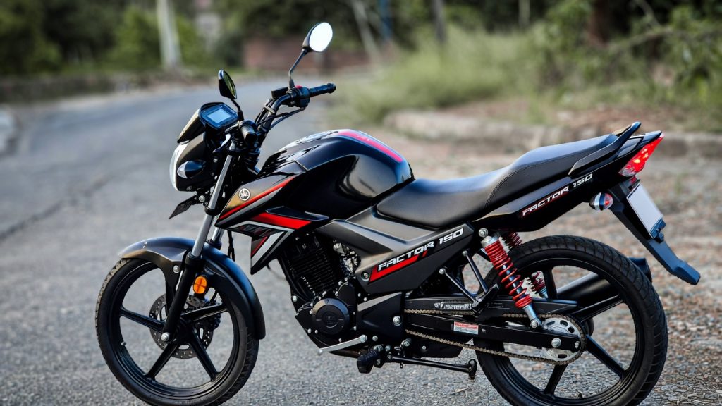 Moto econômica que faz até 40 km por litro virou favorita de quem trabalha com entregas